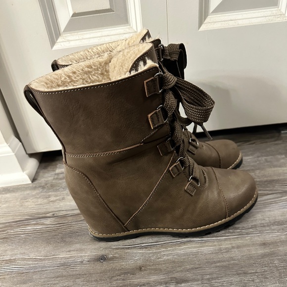 Universal Thread winter boots wedge heel size 10 - Picture 1 of 5